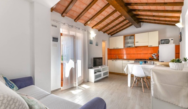 Apartment holiday home 'Casa Arancio' with Beautiful Mountain View & Wi-Fi