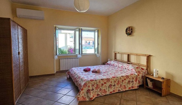Apartment in central area with outdoor space 10 minutes from the airport