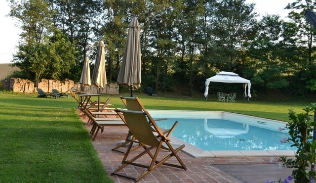 Apartment in farmhouse with swimming pool, a stone's throw from the village.