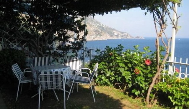 Apartment overlooking the sea with private terrace, private access to the sea.