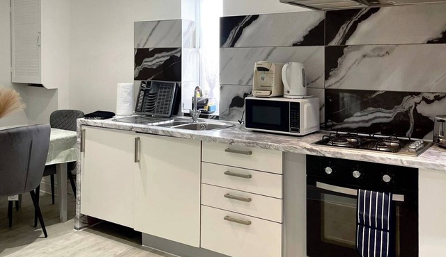 Apartment - Sleeps 4 - Parking - WiFi