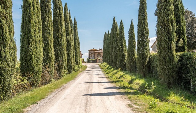 Apartment Torre di Corsanello with Lake View, Garden & Wi-Fi