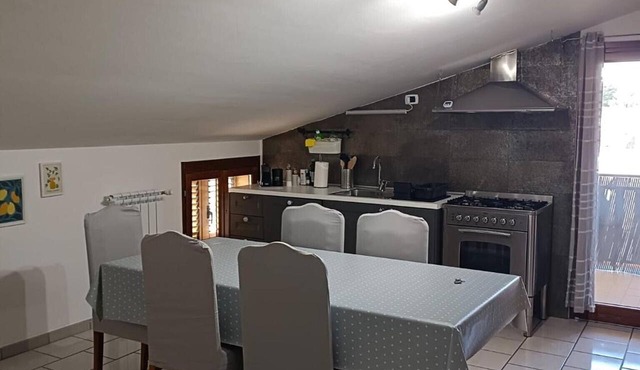 Apartment 'Tra Mare e Monti' with Wi-Fi and Air Conditioning