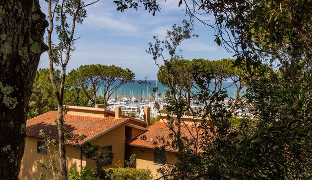 Apartment "Villetta Dei Pini" with Sea View, Private Garden & Wi-Fi