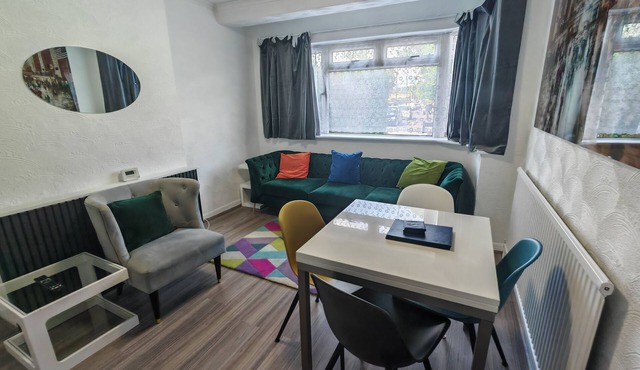 Apartment With Private entrance, parking & Garden, few minutes to Town Centre