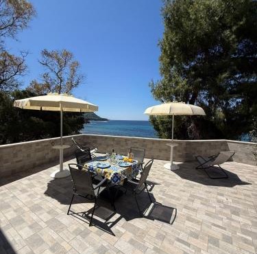 Appartamento con terrazza e discesa privata in spiaggia