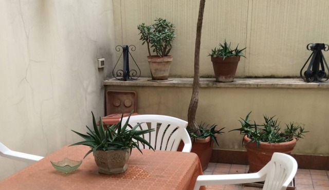 Apt Palazzo 1905 in centre Rome with private patio, very quiet, WiFi and air/con