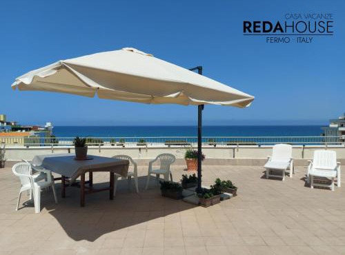 Attico Fronte Mare Terrazza Panoramica BBQ e aria condizionata
