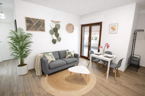 Attico Luminoso con Terrazzo e Parcheggio Gratuito