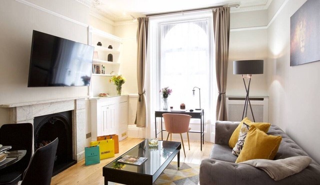 Avari - Luxury 2BR Apartment Steps from Victoria