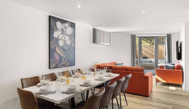 Awesome Wembley Apartment Sleeps 11