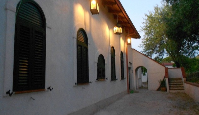 B&B in an old farmhouse surrounded by greenery, 400 from the sea and 1 km from Tropea