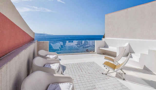 Beach front home in Scilla with WiFi