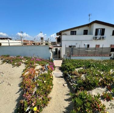 Beachfront Apartment with Private Beach Access - near Fiumicino Airport - Casa Romeo
