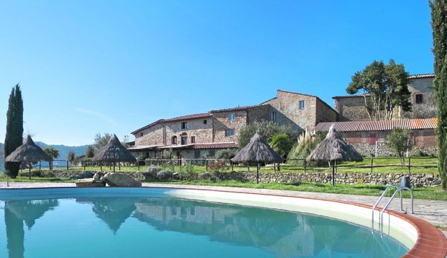 Beautiful apartment in villa for 4 guests with A/C, pool, patio, pets allowed and panoramic view