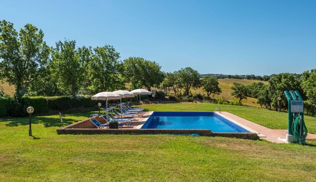 Beautiful apartment in villa for 6 guests with WIFI, pool, A/C, TV, patio and pets allowed