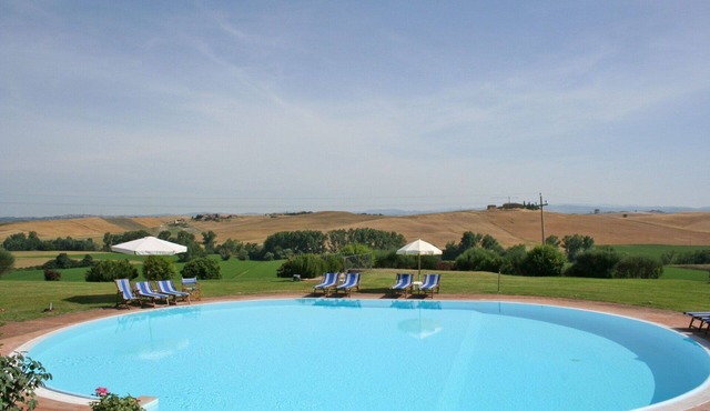 Beautiful apartment for 2 people with pool, WIFI and panoramic view, close to Siena