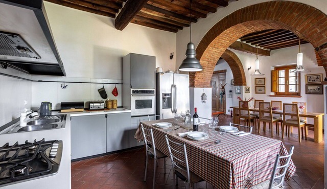 Beautiful apartment in villa for 6 guests with A/C, WIFI, TV and veranda, close to Montepulciano