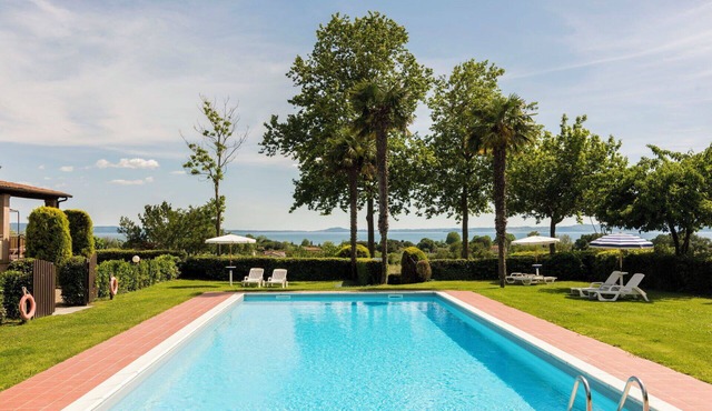 Beautiful apartment in villa for 5 guests with WIFI, pool, TV, terrace and pets allowed