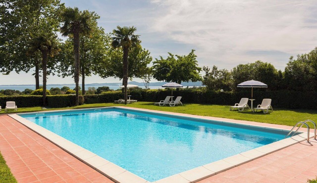 Beautiful apartment in villa for 4 people with pool, WIFI, TV, terrace and pets allowed