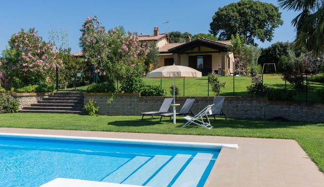 Beautiful apartment in villa for 6 people with pool, WIFI, TV and terrace
