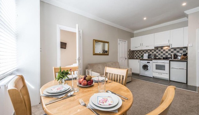 Beautiful apartment ac up to six,12 min by tube from Oxford street,AC