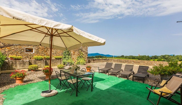 Beautiful apartment in villa for 6 guests with WIFI, A/C, pool and patio