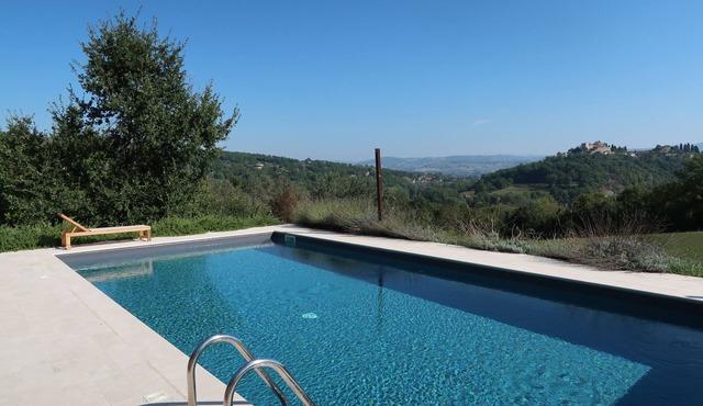 Beautiful hidden gem with stunning views and shared pool in the heart of Umbrië