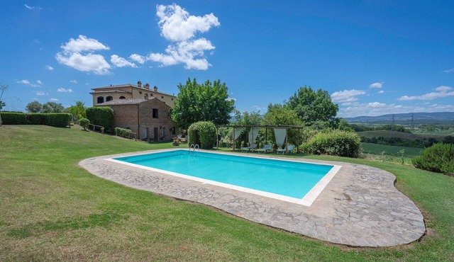 Beautiful private villa for 14 guests with private pool, WIFI, TV and patio, close to Montepulci.