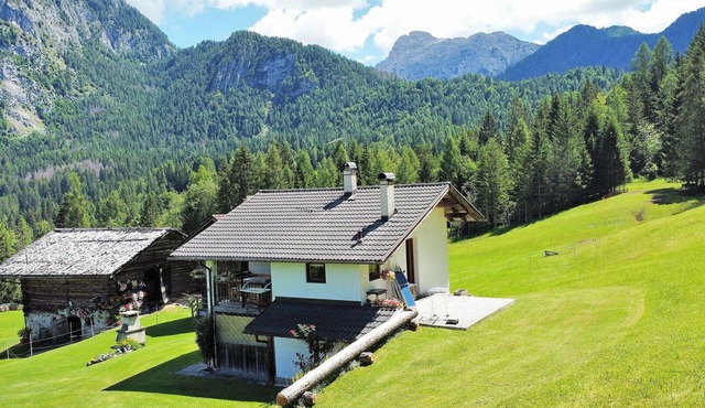 Beautiful private villa for 4 people with WIFI, TV, balcony and pets allowed