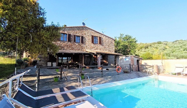 Beautiful private villa for 12 people with A/C, WIFI, private pool, TV, patio and panoramic view