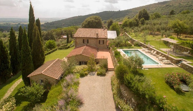 Beautiful private Tuscan villa with pool and views