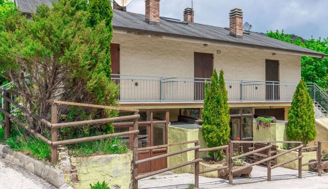 Beautiful private villa for 8 guests with WIFI, TV, balcony, pets allowed and panoramic view