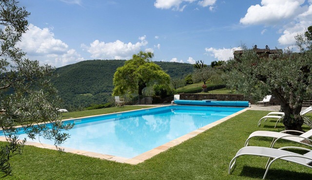 Beautiful private villa with hot tub, WIFI, private pool, A/C, TV and terrace, close to Arezzo