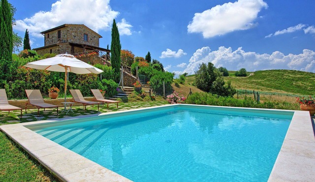 Beautiful private villa with private pool, WIFI, TV, veranda, panoramic view, close to Montepulciano