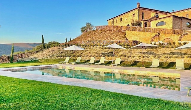 Beautifully restored Tuscan villa, with private pool and breathtaking views