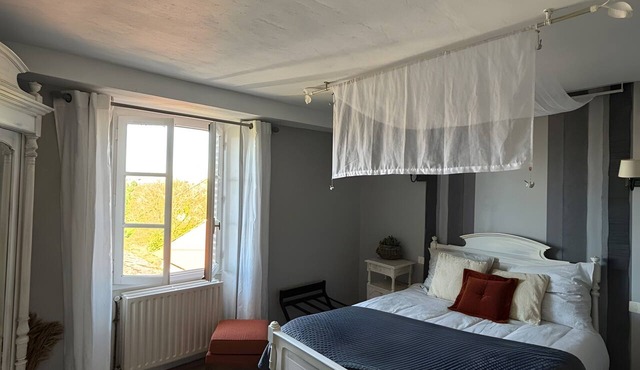 Bed and Breakfast 'La Chambre Marcelle "La Parenthèse"' with Mountain View, Shared Garden and Wi-Fi