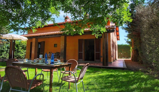 Belvilla by OYO Attractive mansion with pool