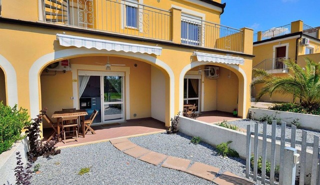 Blue Bay; a comfortable one-bedroom ground floor apartment with communal pool