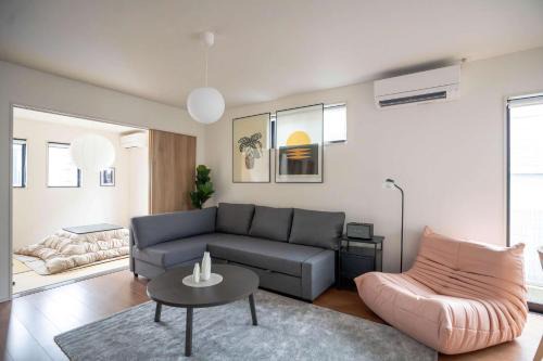 Bright 4BR Home in Ozu Sleeps 11 by Restavio