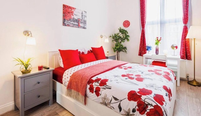 Bright, Cheerful and comfortable 1 Bedroom West Kensington Flat | 1 min to Tube