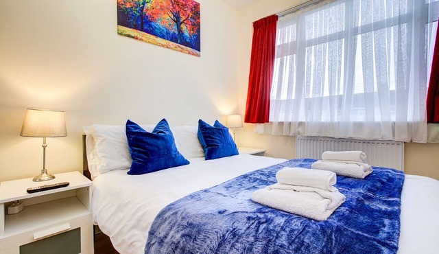 Bright cosy studio & free parking-Greater London