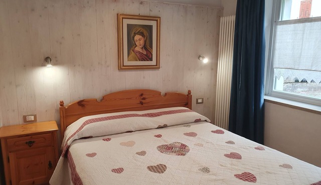 Bright ground floor apartment, direct access to garden, dogs allowed