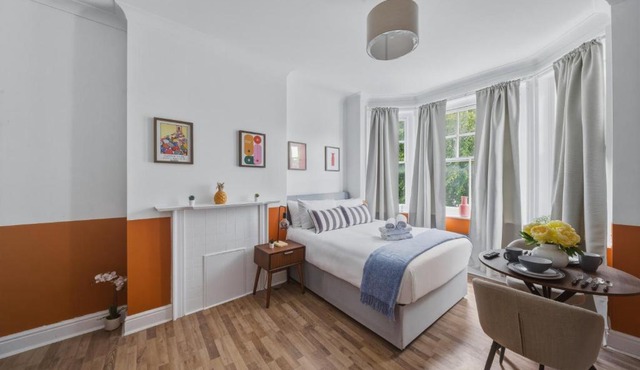 Bright Studio Stay Near Barons Court Tube Station