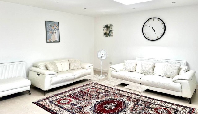 Bright & Stylish Home in Edgware