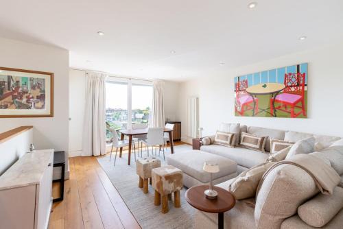 Brook Green Flat by Kensington Olympia