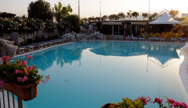 Bungalow By The Sea With Shared Pool, Agropoli, Italy