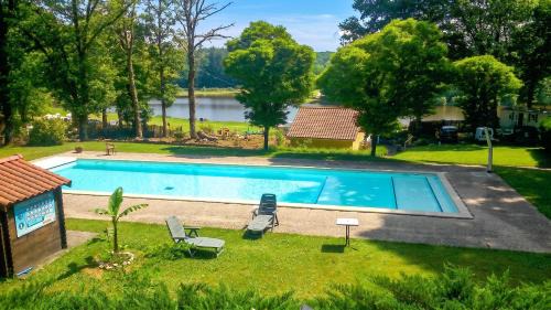 Bungalow charmant à Rochechouart avec vue sur lac