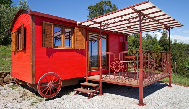 Caravan 'Volpe Rossa' with Shared Garden and Air Conditioning