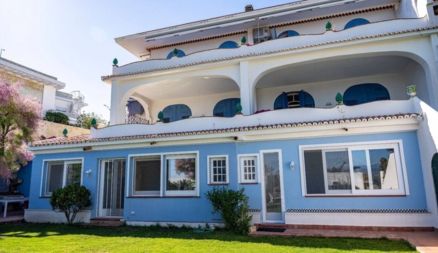 Casa Azzurra apartment with garden by the sea